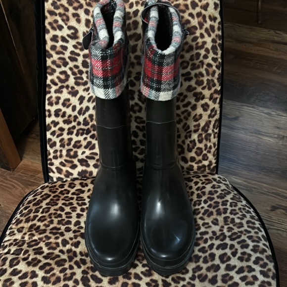 women’s size 9 black rain boots with plaid fleece rim - Picture 2 of 3
